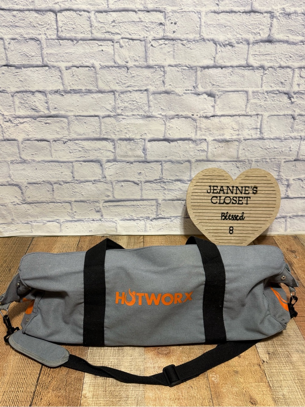 HOTWORX LARGE TOTE - GRAY with long strap 
Good pre owned condition - normal sig